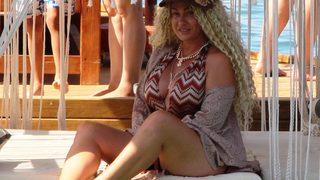 Yeliz Yeşilmen yeni imajıyla dikkat çekti! Saçı bozulmasın diye denize girmedi