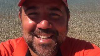 Ata Demirer'den 'Bozcaada sahilleri temiz' mesajı