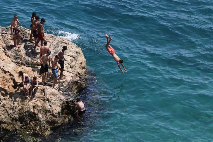 Antalya'da yılın en sıcak günü yaşandı, sahillerde yoğunluk oluştu G2