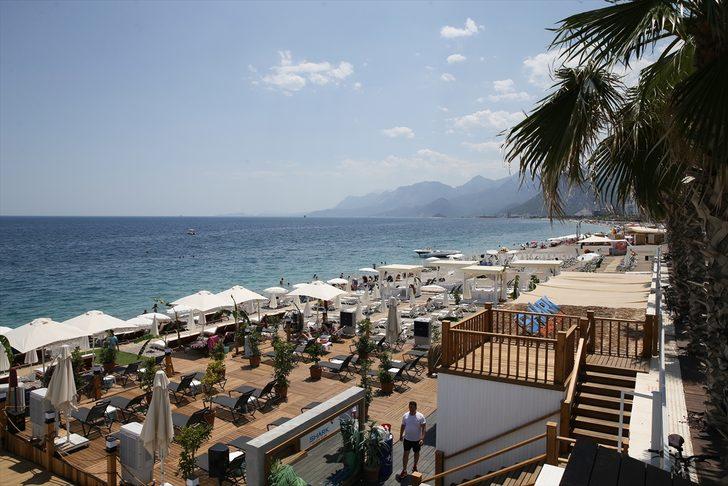 Antalya'da yılın en sıcak günü yaşandı, sahillerde yoğunluk oluştu G3