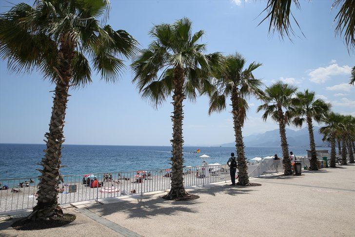Antalya'da yılın en sıcak günü yaşandı, sahillerde yoğunluk oluştu G4