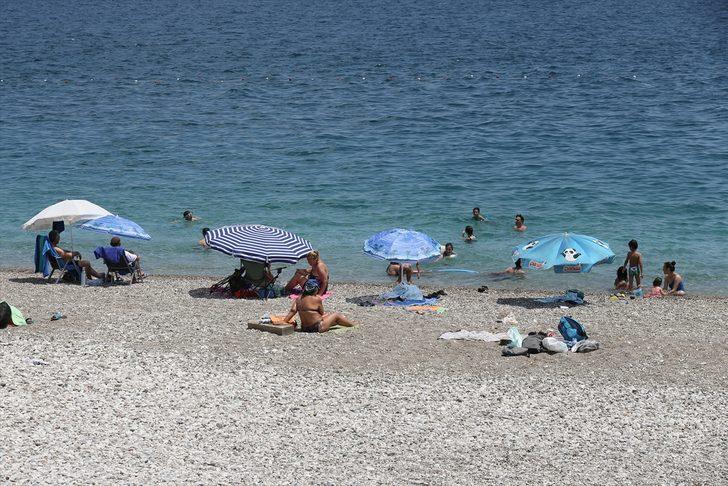 Antalya'da yılın en sıcak günü yaşandı, sahillerde yoğunluk oluştu G5