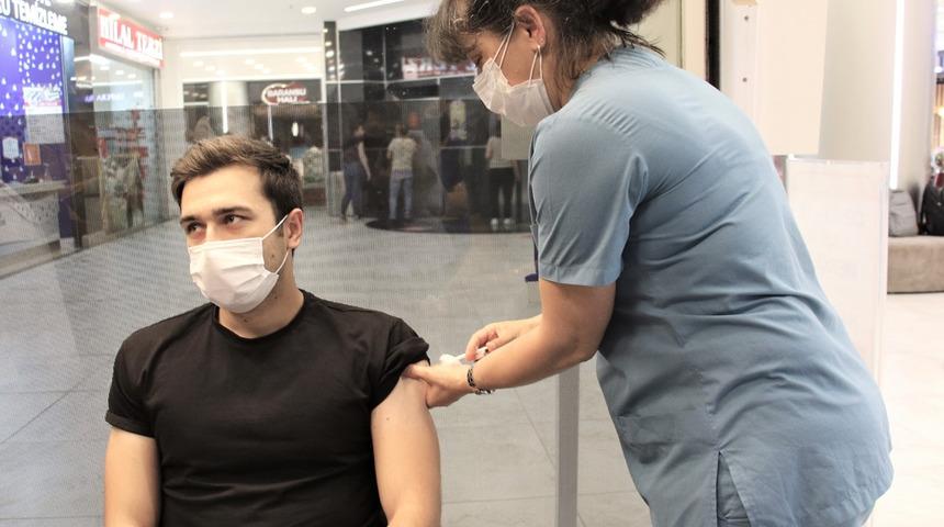 AVM’de annesinin elinden Covid-19 aşısını oldu