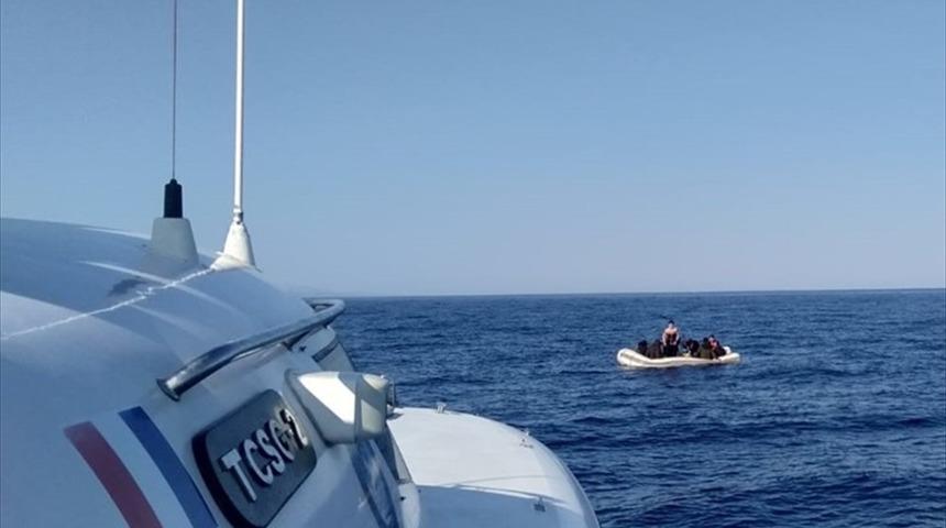 Marmaris açıklarında lastik bottaki 13 düzensiz göçmen kurtarıldı