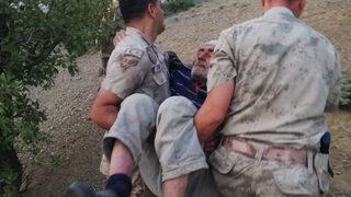 Adıyaman'da jandarma ekipleri kaybolan yaşlı adamı kucakta taşıdı