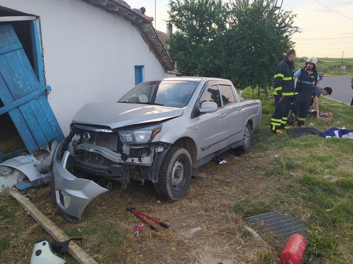Tekirdağ'da elektrik direğine &ccedil;arpan kamyonetteki 4 kişi yaralandı
