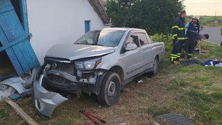 Tekirdağ'da elektrik direğine çarpan kamyonetteki 4 kişi yaralandı