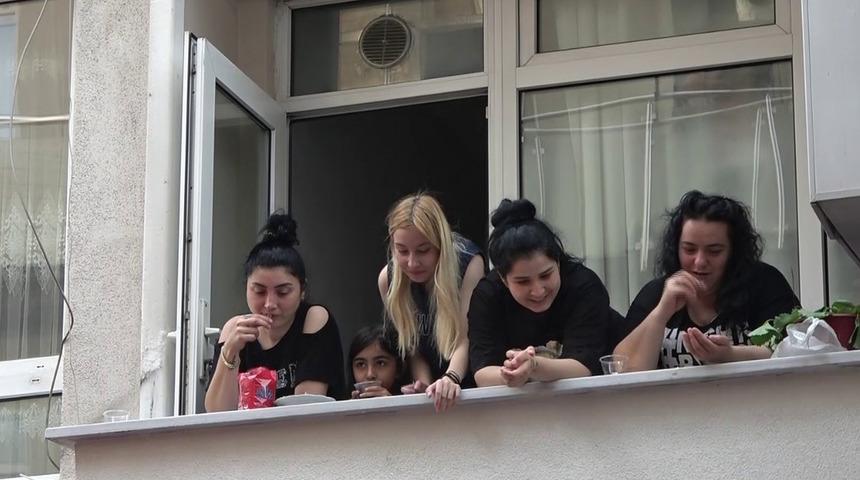 Otomobile giren yılanı çıkarma çalışmasını çekirdek eşliğinde izlediler