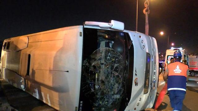 TEM Otoyolu'nda midibüs devrildi: 4 yaralı