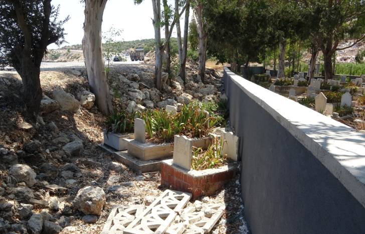 Tepki çeken görüntü! Duvar çekilince mezarlar dışarıda kaldı G1