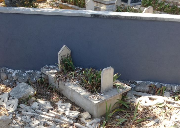 Tepki çeken görüntü! Duvar çekilince mezarlar dışarıda kaldı G2