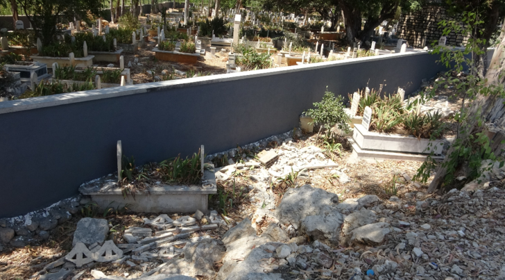 Tepki çeken görüntü! Duvar çekilince mezarlar dışarıda kaldı G3