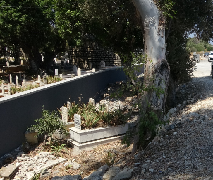 Tepki çeken görüntü! Duvar çekilince mezarlar dışarıda kaldı G4