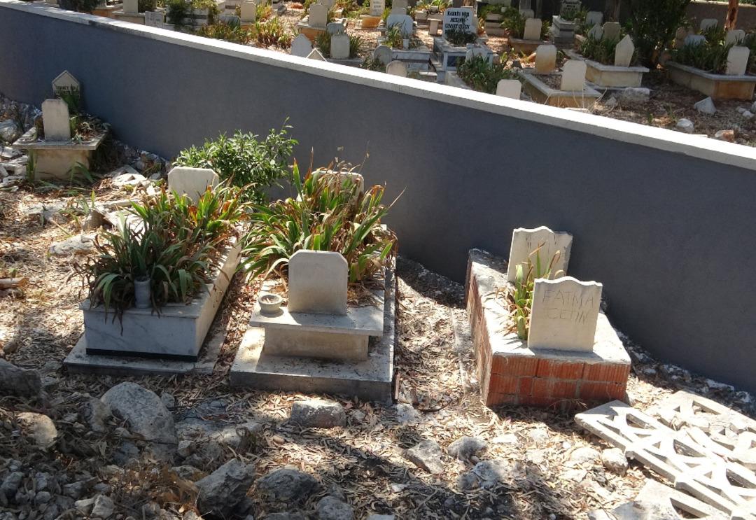 Tepki &ccedil;eken g&ouml;r&uuml;nt&uuml;! Duvar &ccedil;ekilince mezarlar dışarıda kaldı