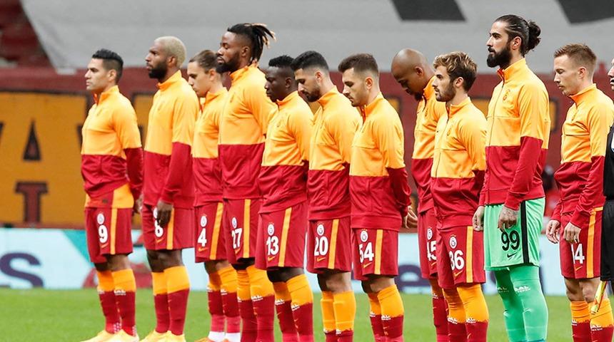 Emre Akbaba imzayı atıyor