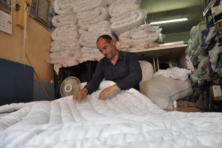 Ünlü siyasetçilere özel olarak hazırlıyor! 38 yıllık yorgancı mesleğini geleceğe taşımak istiyor G1