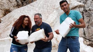 80 kilo ağırlığındaki kar kütlelerini ücretsiz alıp satıyorlar