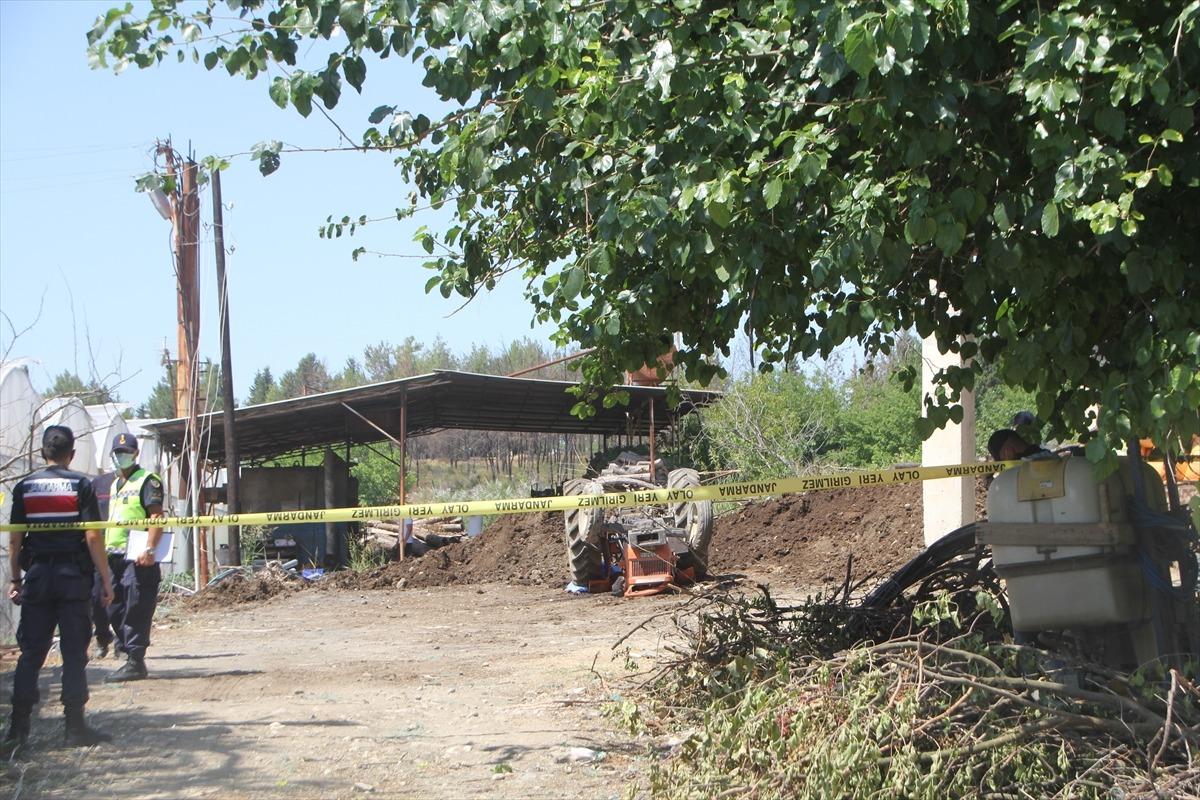 Antalya'da devrilen trakt&ouml;r&uuml;n altında kalan sera iş&ccedil;isi &ouml;ld&uuml;