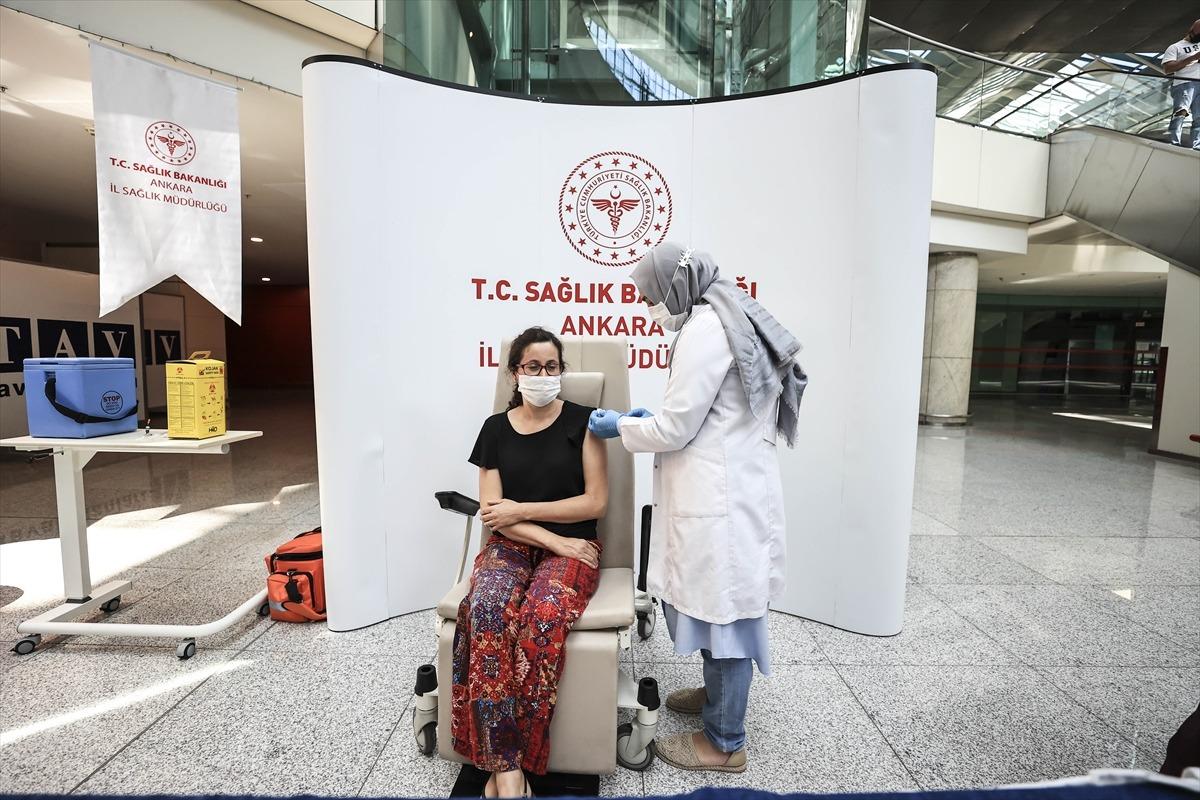 Esenboğa Havalimanı'nda Kovid-19 aşısı yapılmaya başlandı