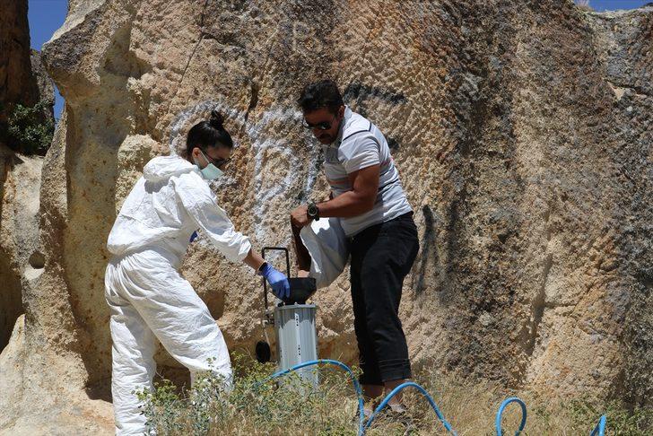 Kapadokya'da peribacaları ve doğal kaya oluşumları üzerindeki yazılar temizlendi G1