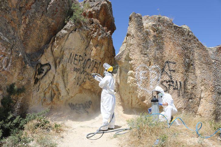 Kapadokya'da peribacaları ve doğal kaya oluşumları üzerindeki yazılar temizlendi G2