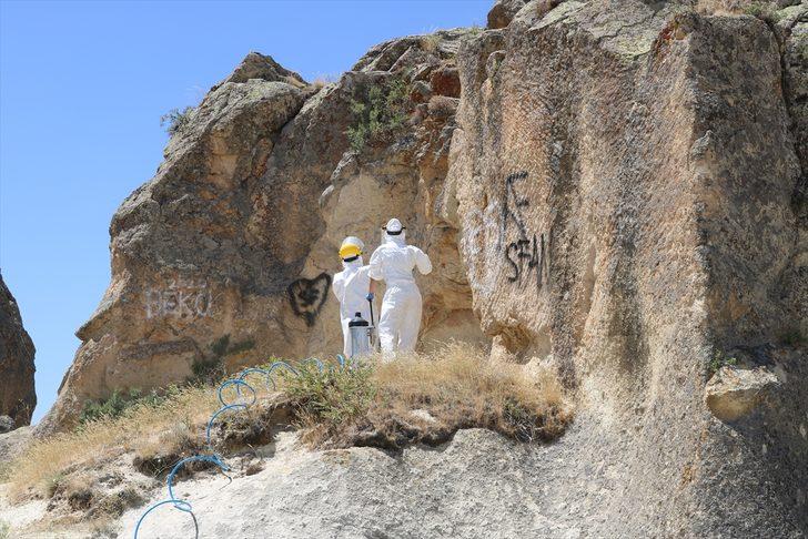 Kapadokya'da peribacaları ve doğal kaya oluşumları üzerindeki yazılar temizlendi G3