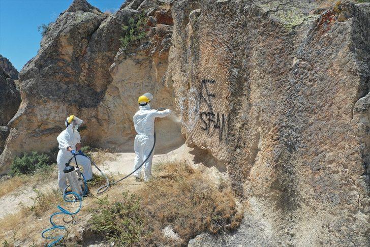 Kapadokya'da peribacaları ve doğal kaya oluşumları üzerindeki yazılar temizlendi G5