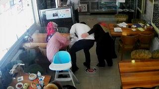 Lokanta sahibinin 'Heimlich' manevrasıyla küçük çocuğu kurtarma anı kamerada