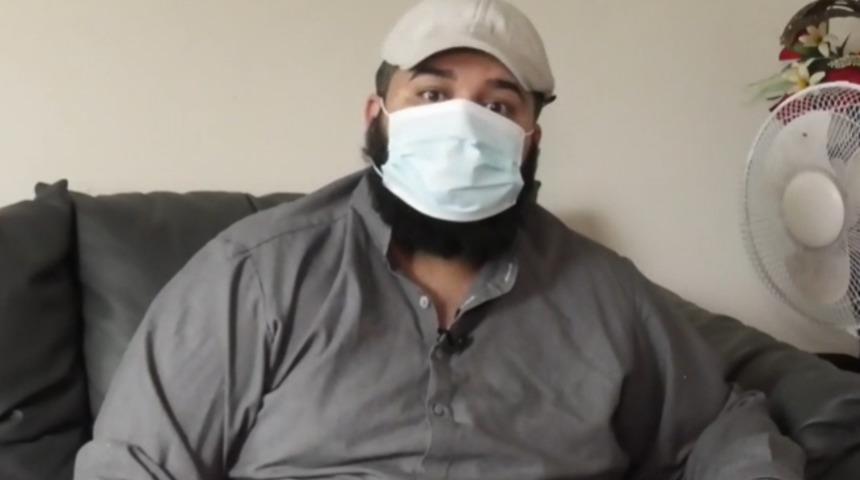 Müslüman göçmene bıçaklı saldırı! Sakalı kesildi, bastonla dövüldü