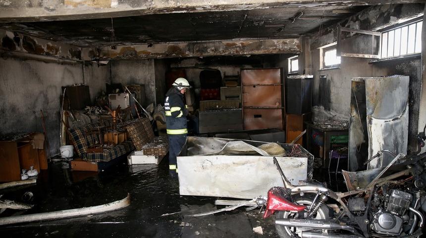 Eskişehir'de bir apartmanın girişindeki depoda &ccedil;ıkan yangın s&ouml;nd&uuml;r&uuml;ld&uuml;