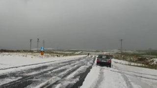 Ardahan'da şaşırtan görüntü! Kent bir anda beyaza büründü, araçlar yolda mahsur kaldı