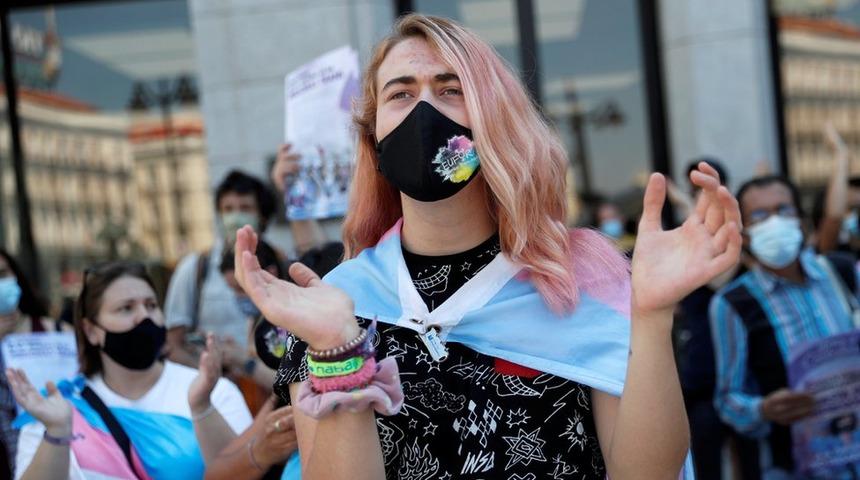 İspanya, 16 yaş ve &uuml;st&uuml; trans bireylere 'cinsiyetlerini &ouml;zg&uuml;rce belirleme' hakkı vermeye hazırlanıyor