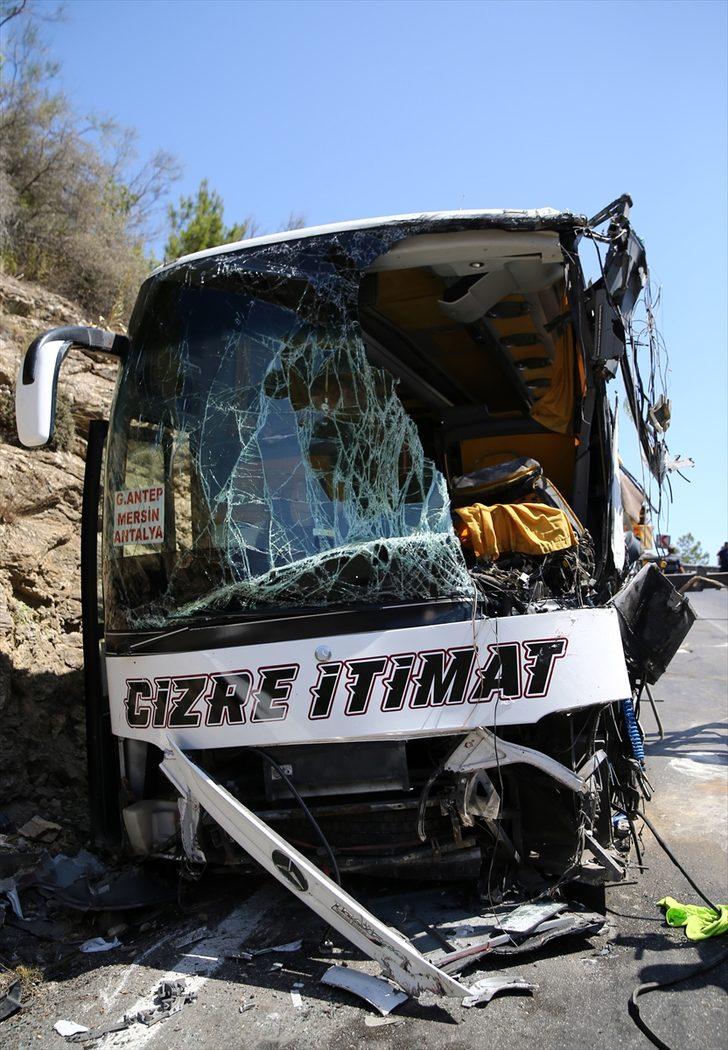 GÜNCELLEME - Mersin'de yolcu otobüsü ile tır çarpıştı: 14 yaralı G1