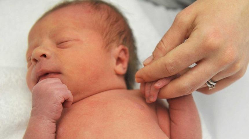 Fransa lezbiyen &ccedil;iftlere ve bekar anne olmak isteyenlere t&uuml;p bebek tedavisini yasallaştırıyor