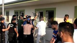 Futbolcuların kavgasında camlar kırıldı, parmaklıklar söküldü