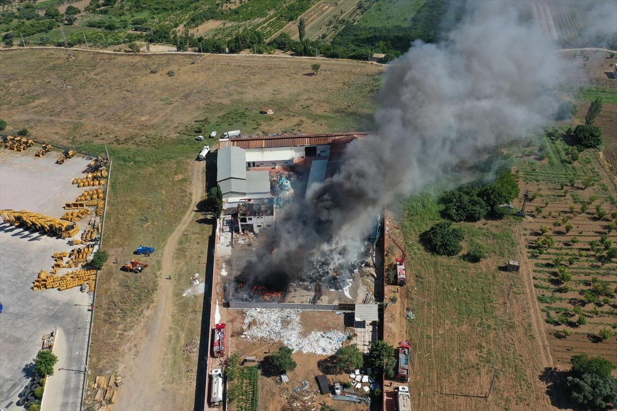 G&Uuml;NCELLEME - İzmir'de plastik atıkların depolandığı alanda yangın &ccedil;ıktı
