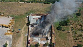 GÜNCELLEME - İzmir'de plastik atıkların depolandığı alanda yangın çıktı