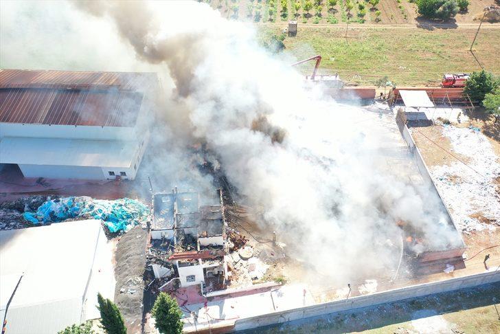 GÜNCELLEME - İzmir'de plastik atıkların depolandığı alanda yangın çıktı G2