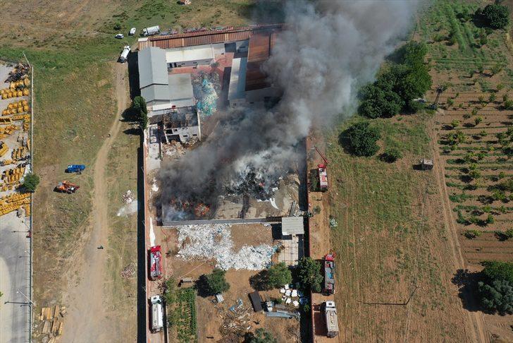 GÜNCELLEME - İzmir'de plastik atıkların depolandığı alanda yangın çıktı G3