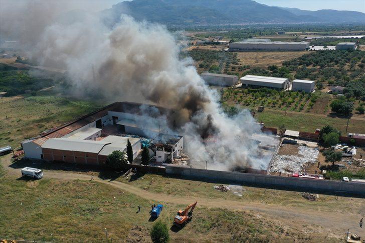 GÜNCELLEME - İzmir'de plastik atıkların depolandığı alanda yangın çıktı G4
