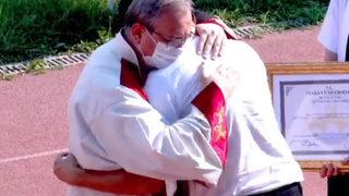 Kanserden ölen Rüya'nın ağabeyi ve rektör törende birbirlerine sarılarak ağladı