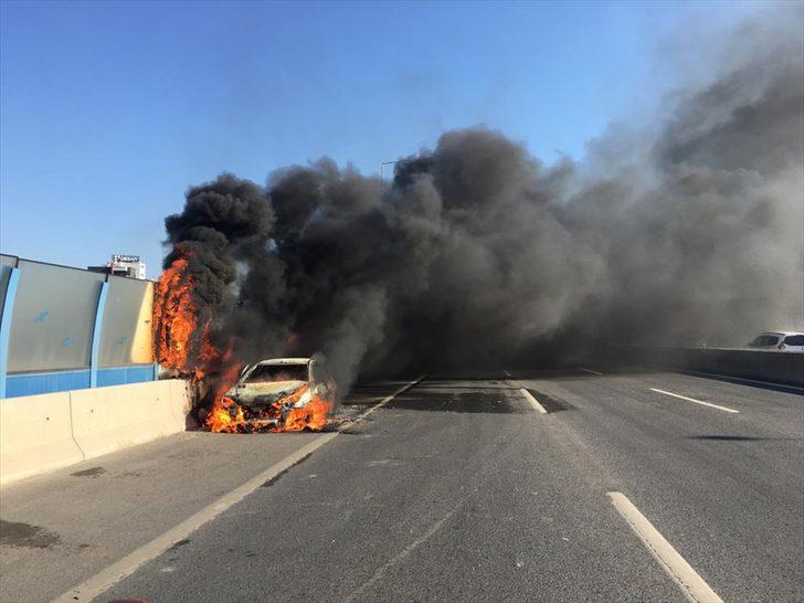İzmir'de hareket halindeyken alev alan otomobil kullanılamaz hale geldi G2