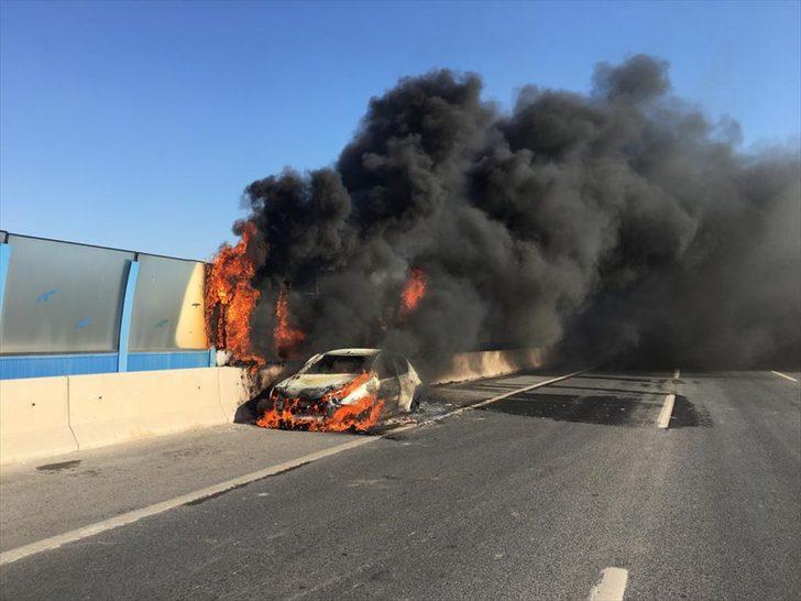 İzmir'de hareket halindeyken alev alan otomobil kullanılamaz hale geldi G3