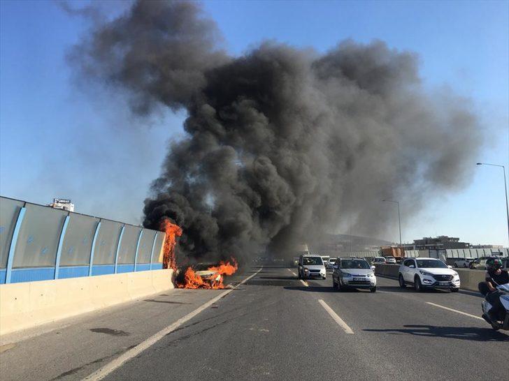 İzmir'de hareket halindeyken alev alan otomobil kullanılamaz hale geldi G4
