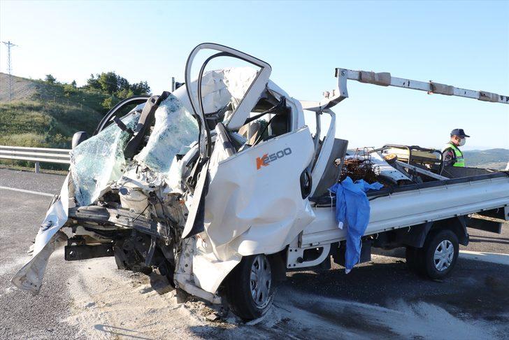 Kuzey Marmara Otoyolu'nda kamyonet tıra çarptı: 1 ölü, 1 yaralı G1