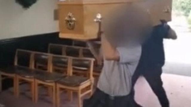 Bu da oldu! Tabutla dans edip, mezarlıkta şarkı söylediler