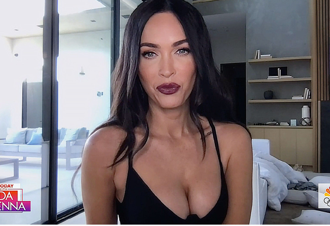 Megan Fox giyinmeyi unuttu! Canlı yayına s&uuml;tyenle &ccedil;ıktı