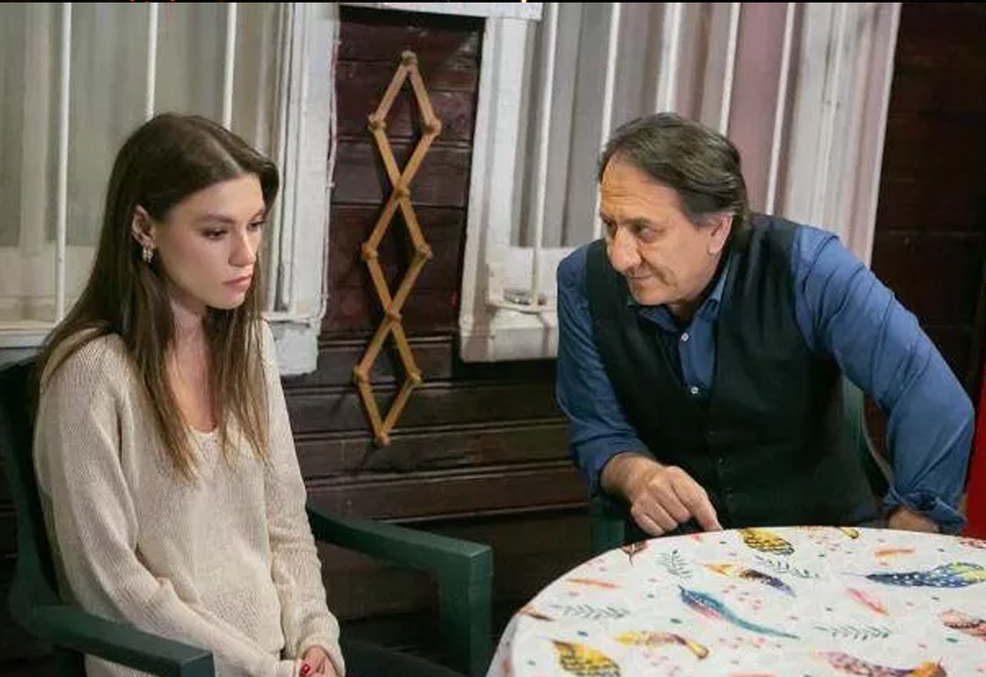 Aman H&uuml;sn&uuml; Komiser g&ouml;rmesin! Arka Sokaklar'ın Zeliş'i Y&uuml;sra Geyik'in bikinili pozları nefes kesti