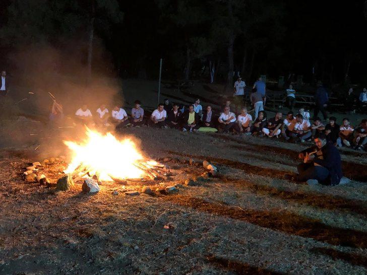 Gençlik ve Spor Bakanı Kasapoğlu, Edirne'de kamp yapan gençlerle bir araya geldi G1