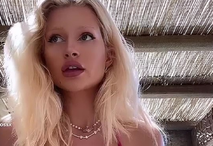 Lottie Moss’dan ayna karşısında üstsüz poz! “Memelerinizi sevin” G1